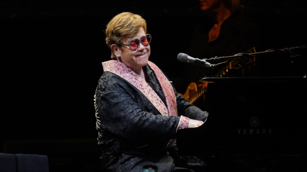 Incidente casalingo per Elton John