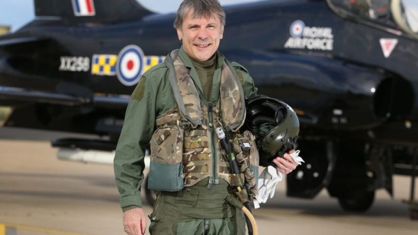 Iron Maiden, Bruce Dickinson canta con la banda militare della RAF