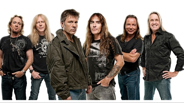 Iron Maiden, Bruce Dickinson prende di peso un fan e lo trascina lontano dal palco
