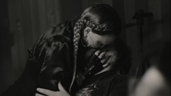 Jack Black bacia Madonna nel promo video della popstar