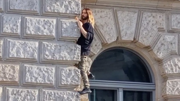 Jared Leto si arrampica a mani nude sulla facciata di un hotel