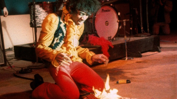 Jimi Hendrix e la prima volta che diede fuoco alla sua chitarra