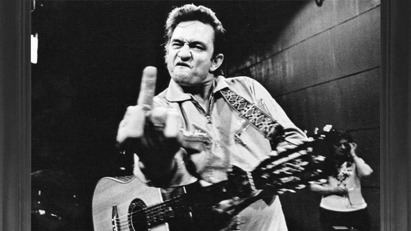 Johnny Cash e la storia del celebre scatto con il dito medio