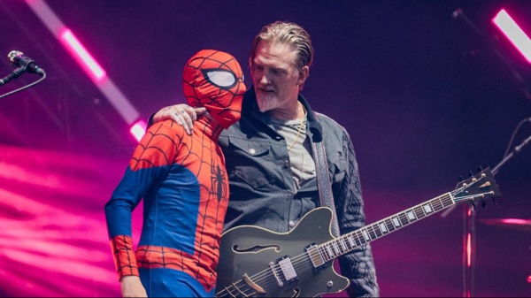 Josh Homme invita Spiderman sul palco dei Queens Of The Stone Age