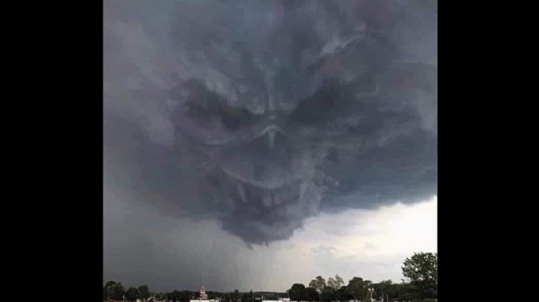 La foto di un temporale che richiama gli Iron Maiden diventa virale