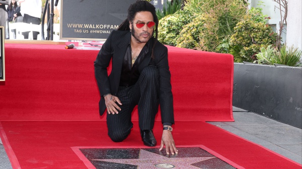 Lenny Kravitz ha ricevuto una stella sulla Hollywood Walk Of Fame