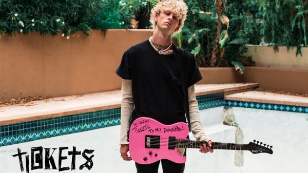 Machine Gun Kelly e quella chitarra rosa che racconta il suo punk rock