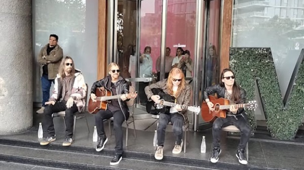 Megadeth in acustico davanti un hotel di Buenos Aires