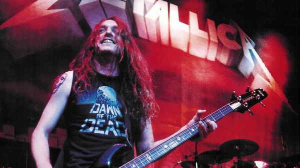 Metallica, una t-shirt appartenuta a Cliff Burton riconsegnata alla famiglia dopo 30 anni