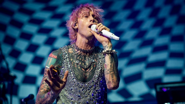 MGK torna con Your Name Forever, tributo all'amico Dingo