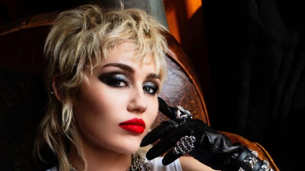 Miley Cyrus canta i Queen e continua la svolta rock