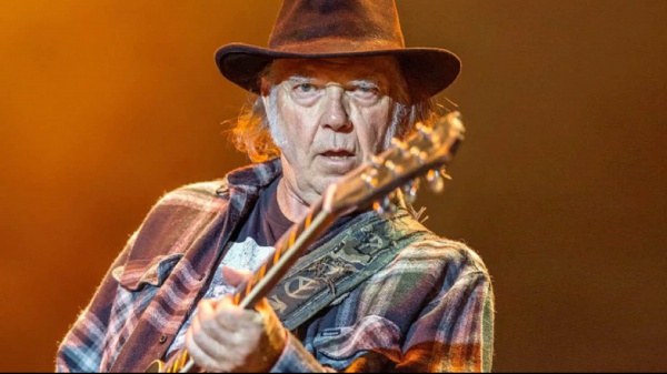 Neil Young: a sorpresa una nuova versione di Shut It Down