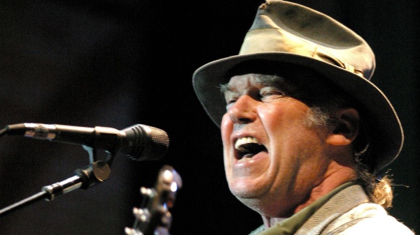 Neil Young abolisce i 'platinum ticket' per il tour