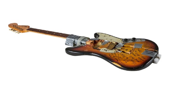 Nirvana, battuta all'asta per quasi 500.000 dollari una chitarra distrutta da Cobain