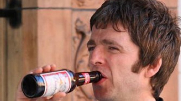 Noel Gallagher affronta la quarantena comprando birra