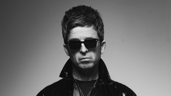 Noel Gallagher definisce "follia" i Guns headliner di Glastonbury