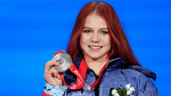 Olimpiadi Beijing 2022, pattinatrice russa si esibisce sulle note di Iggy Pop
