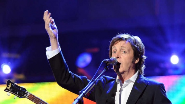 Paul McCartney photobomber a New York