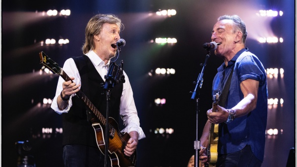 Paul McCartney raggiunto sul palco da Bruce Springsteen e Bon Jovi