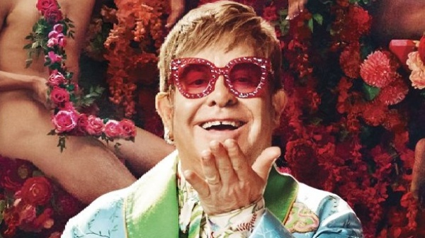 Paura per Elton John, il suo jet costretto ad atterraggio di emergenza