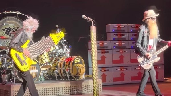 Un mostro a 17 corde sul palco degli ZZ Top