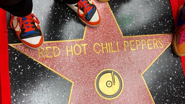 Red Hot Chili Peppers, la stella sulla Hollywood Walk Of Fame e il nuovo singolo These Are The Ways