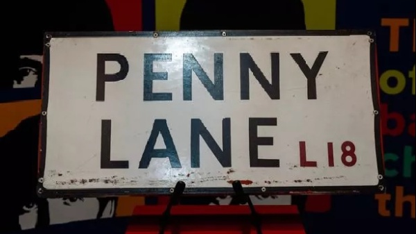 Restituito un cartello di Penny Lane rubato 47 anni fa