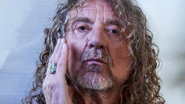 Robert Plant aiuta un'azienda a produrre materiale per il personale sanitario