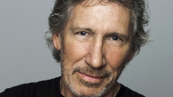 Roger Waters,  il bassista dei Pink Floyd suona un brano di protesta