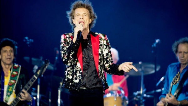 Rolling Stones, raduno di QAnon al concerto per il 'ritorno' di JFK Jr.