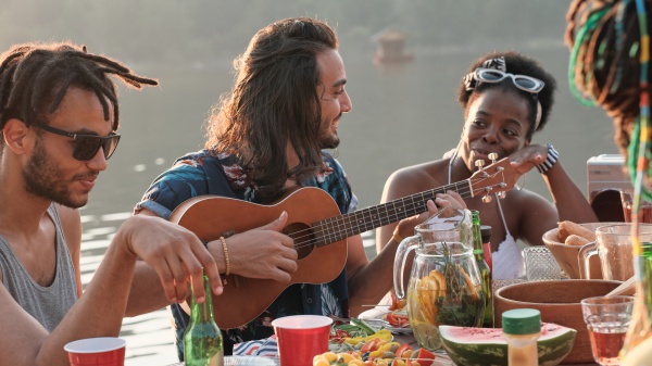 Scegliere la musica rock perfetta per una cena: qualche consiglio