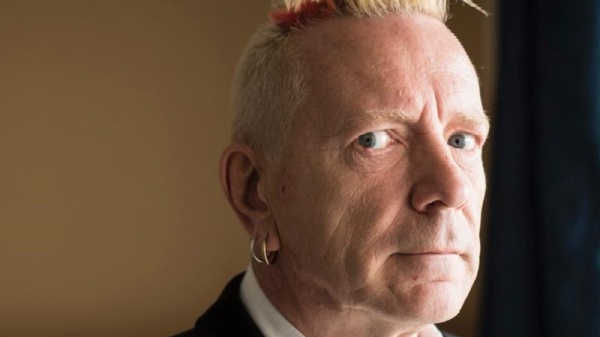 Sex Pistols, John Lydon accusa la band di lucrare sulla morte della Regina