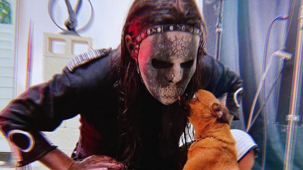 Slipknot, il cane di Jay Weinberg reagisce alla nuova maschera