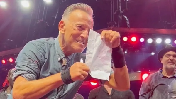 Springsteen ha firmato la giustificazione di un fan che ha saltato la scuola