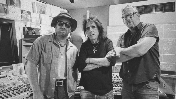 The Black Keys ospitano Alice Cooper nella diabolica 'Stay In The Grave'