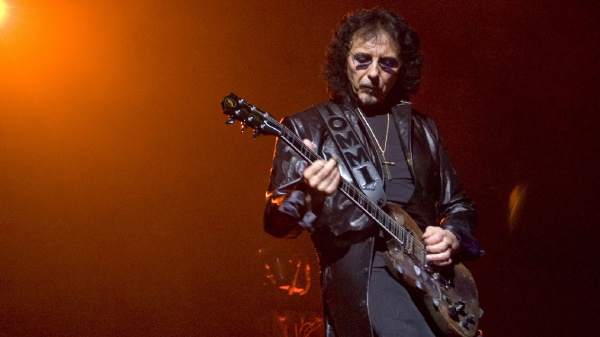 Tony Iommi: ho 4 - 5 dischi pieni di riff a casa