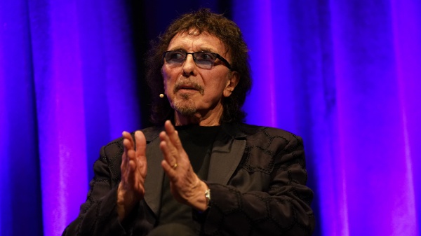 Tony Iommi non riesce a farsi restituire una chitarra dall'Hard Rock Café