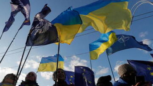 Ucraina, un gruppo di manifestanti arrestati canta Zombie