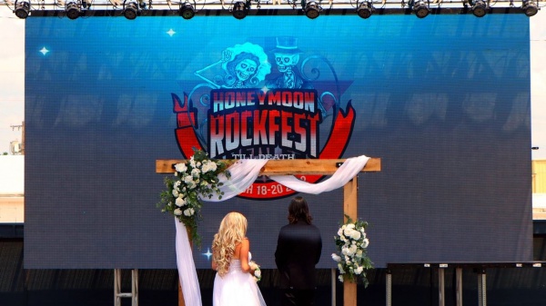 Un matrimonio celebrato da Puddle Of Mudd o dal cantante dei Creed? All'Honeymoon Rock Fest è possibile