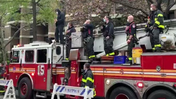 Un pompiere di New York omaggia il personale sanitario suonando Hendrix